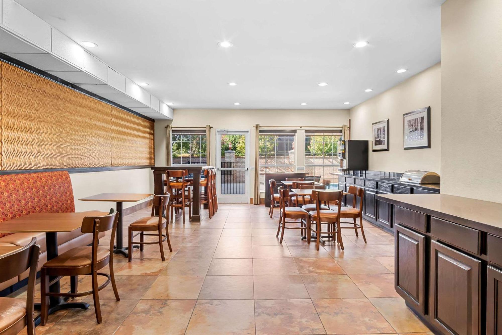 Mainstay Suites Addison-Dallas מראה חיצוני תמונה